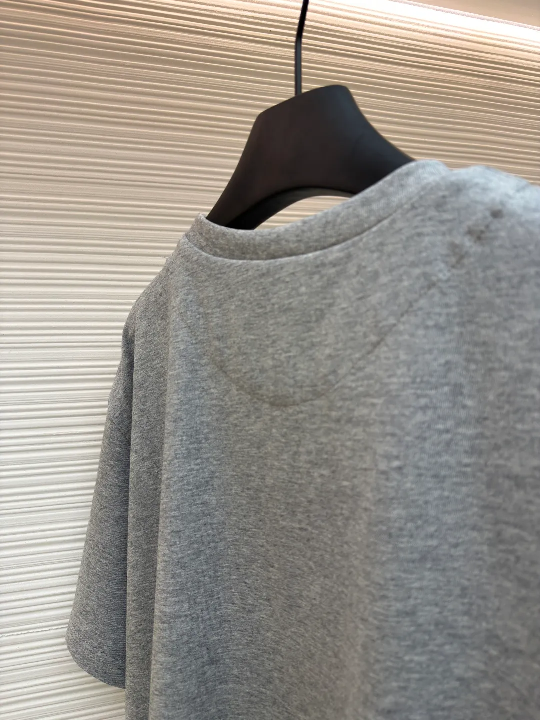 LOUIS VUITTON SKI Ski Sleeve Round Neck Short Sleeve ●Original version: purchased and developed for 7950 ●Item No.: 1681416-A15 ●Fabric: 100% cotton ●Technology: Patch printing ●Color: Gray ●Type: Fitted version ●Weight: about 300g ●Size: XS-S-M-L ●Description: This T-shirt is made of 100% cotton fabric, which is skin-friendly, breathable and has a good drape. The neckline is a round neck design, processed by double-needle hemming process, and the collar shape is flat and not easy to deform. The chest badge uses a combination of hand embroidery + patching technology. Multiple badges with different patterns are sewn in precise alignment. The embroidery stitches are fine, the patch edges are flat, the colors are rich and the layers are clear, creating a decorative effect with great visual impact. The overall cut is a loose-shouldered silhouette, and the multi-piece structural splicing ensures comfort and freedom when wearing. The fabric has been dyed through an environmentally friendly dyeing process. The gray color is uniform and has excellent color fastness. It is a personalized item that combines exquisite embroidery technology with a casual T-shirt style. It has both fashion sense and wearing comfort. The overall wiring is straight and delicate, the fabric is comfortable and soft, and the color is consistent without color difference. It can be matched with the same style to create a fashionable look and control various occasions. Customized accessories, complete with three standards, same style for men and women!